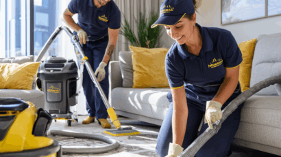 megablysk_A_professional_friendly_cleaning_team_working_in_a_mo_e30fc756-0cf7-466a-9dce-22f604903a4d